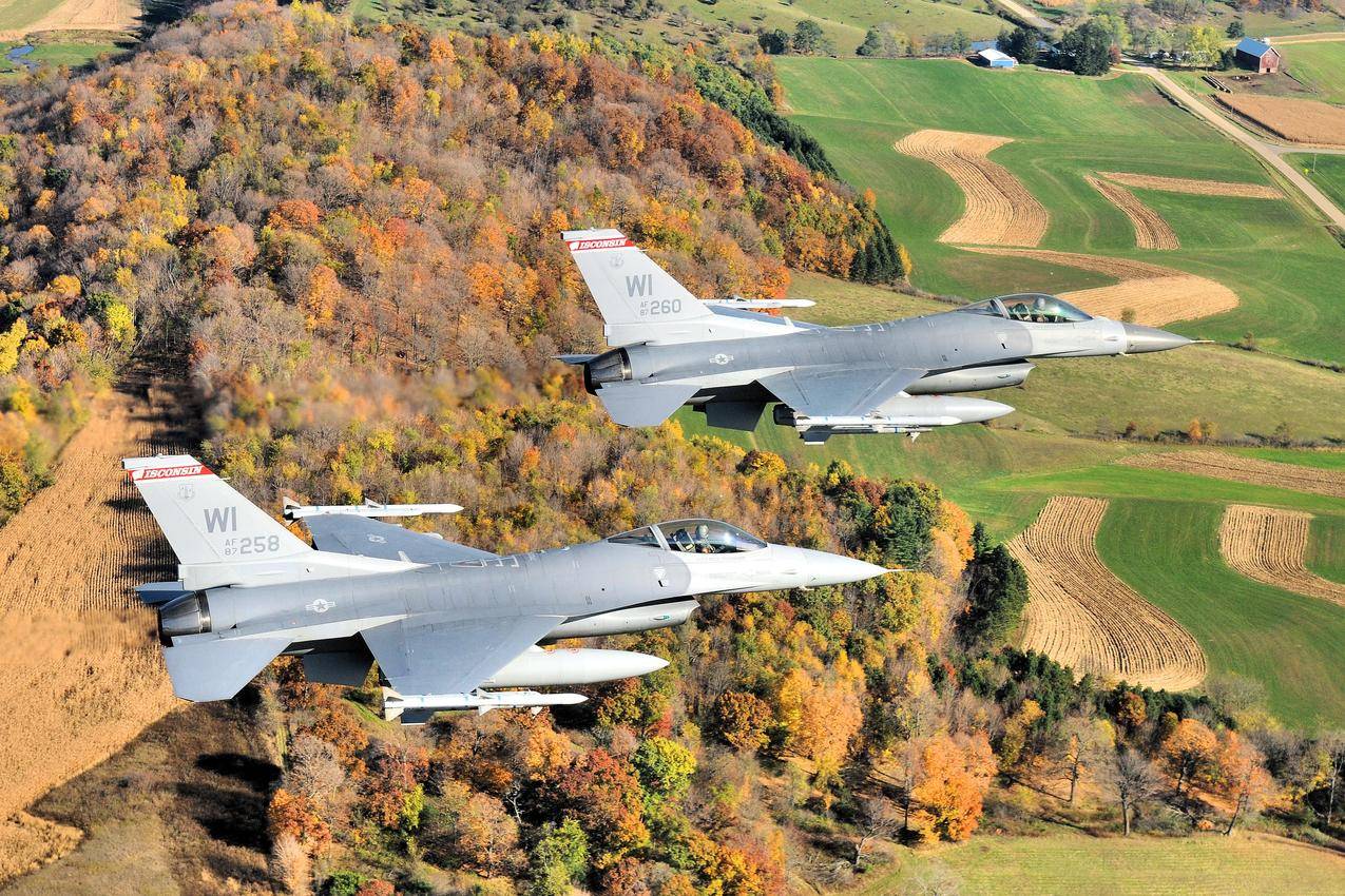 秋天树林上空的战斗机图片
