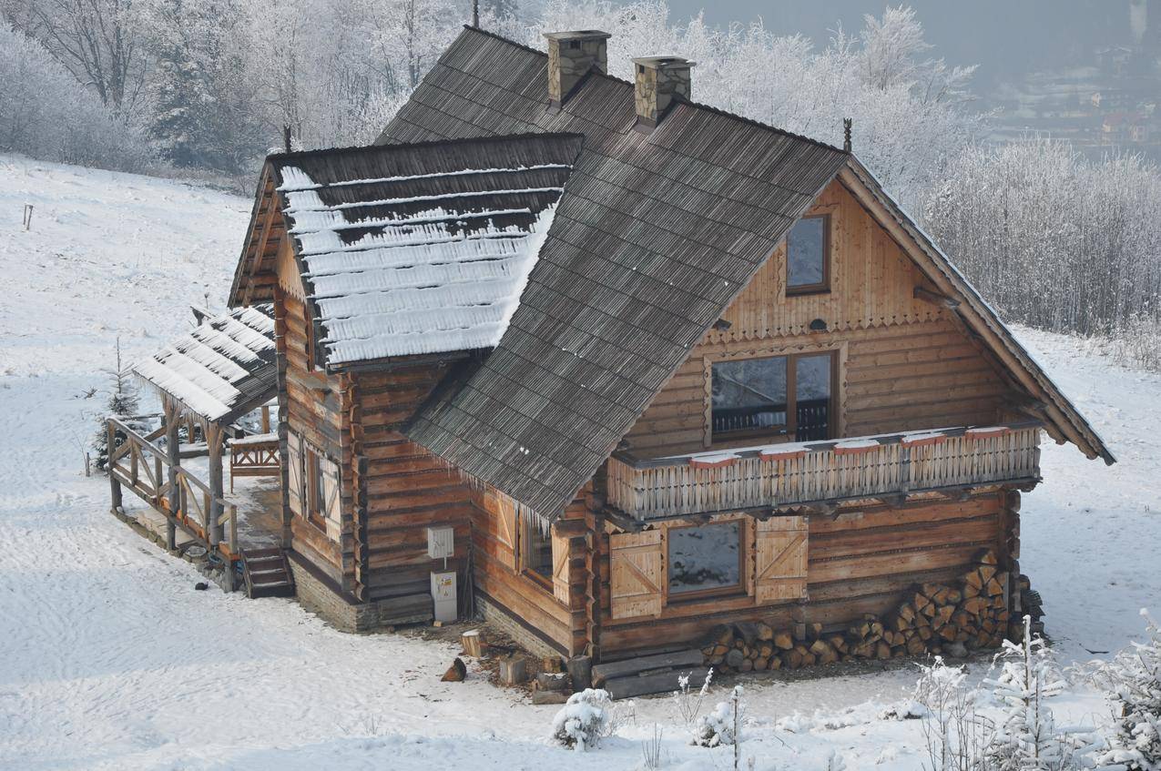 冬天雪地上的木房子图片