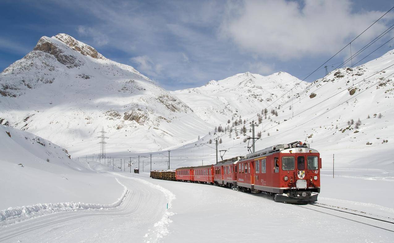 红黑列车在雪地上行驶