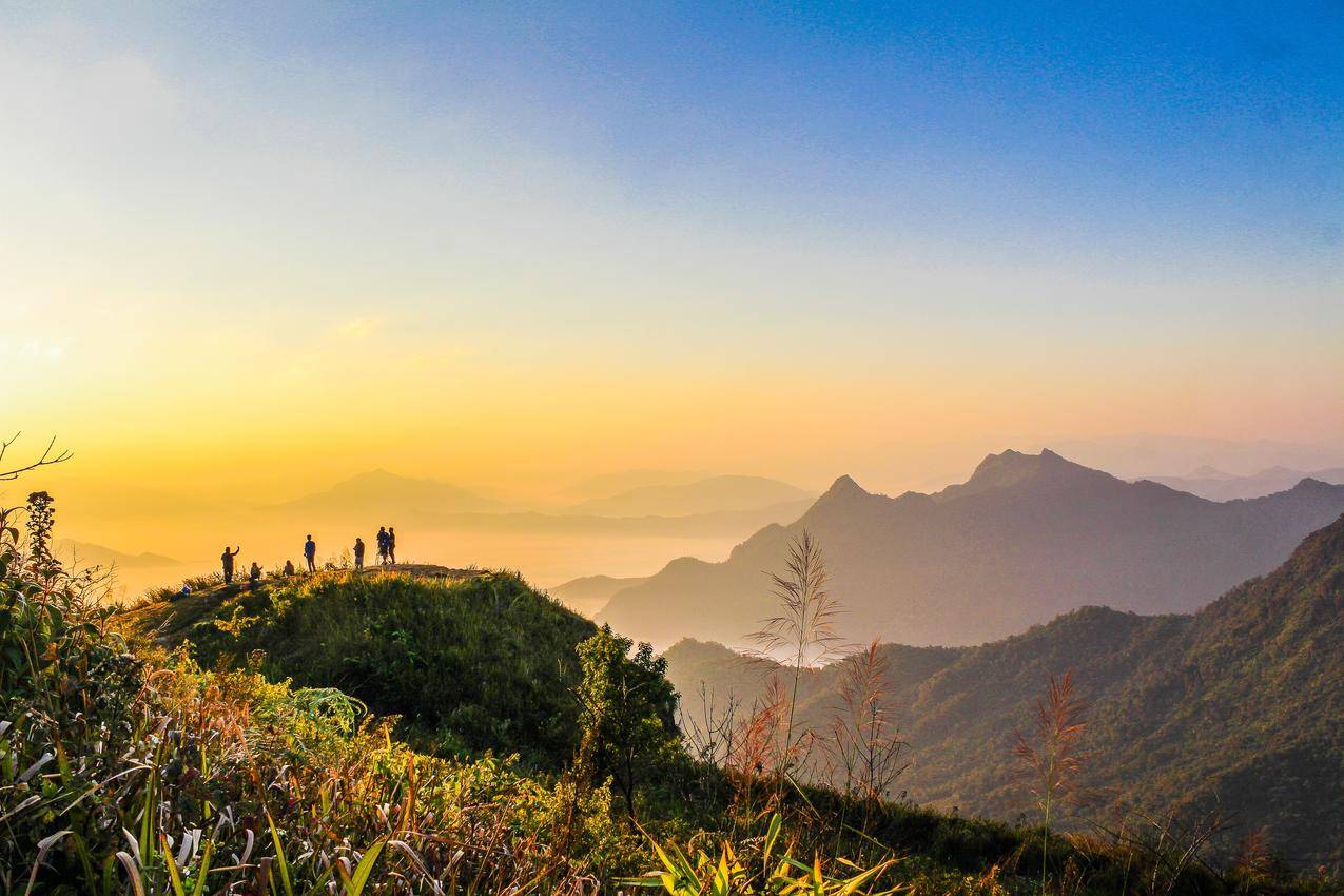 黄金山站在山顶上的人的高清图片