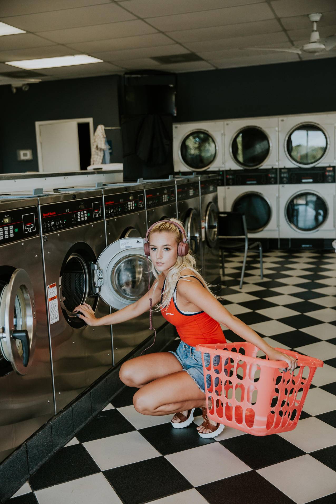 洗衣店的女子人物图片