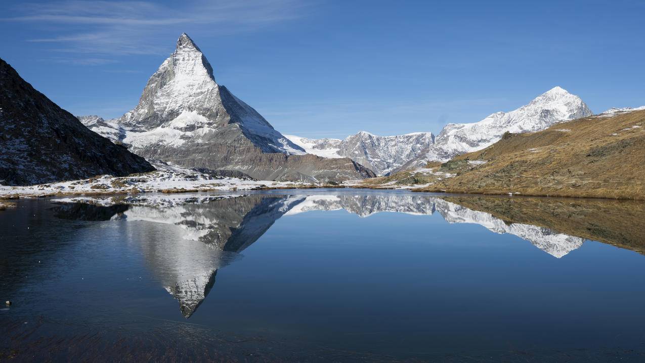 湖畔雪山摄影高清壁纸