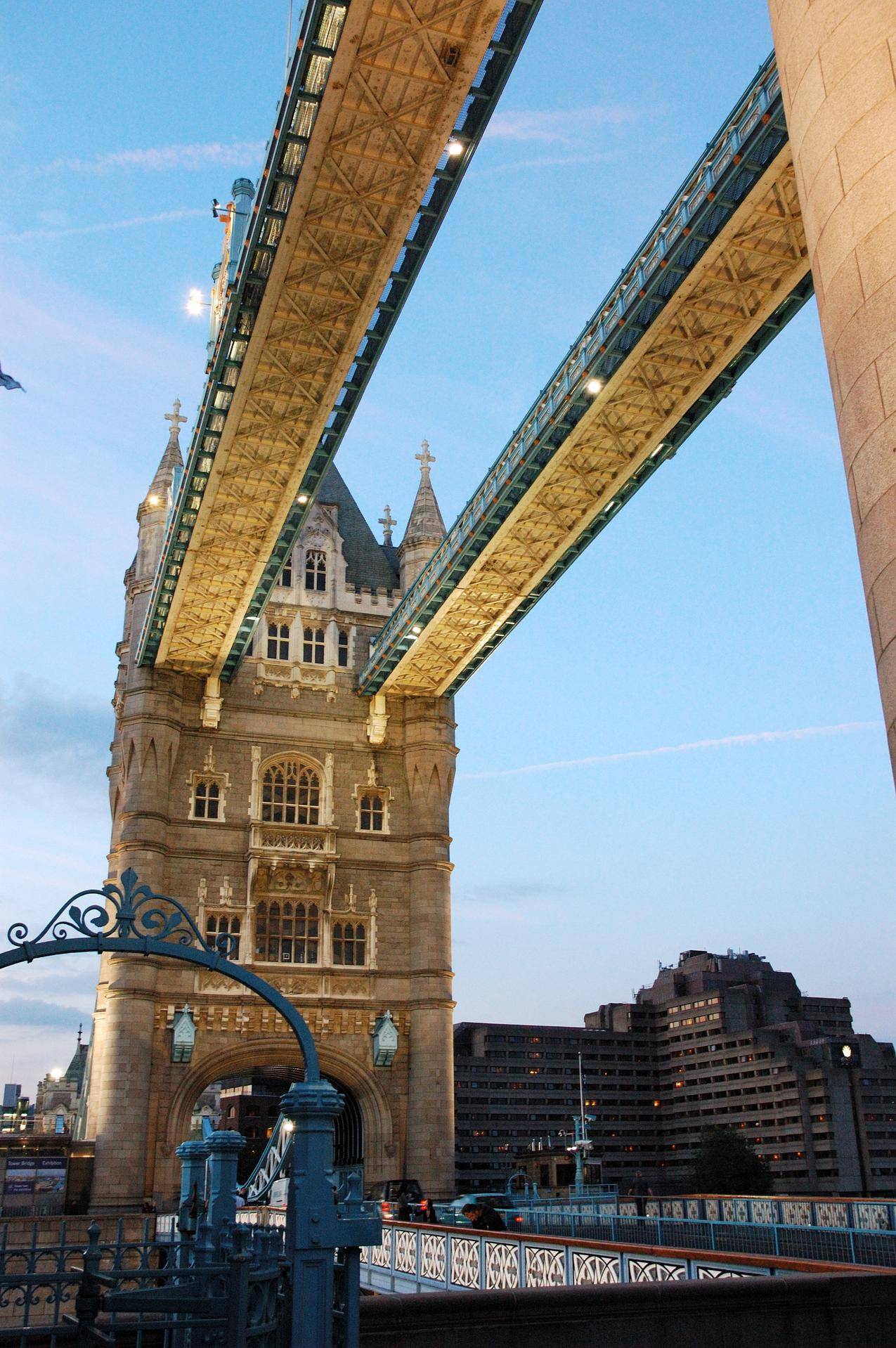 仰视伦敦塔桥高清图片