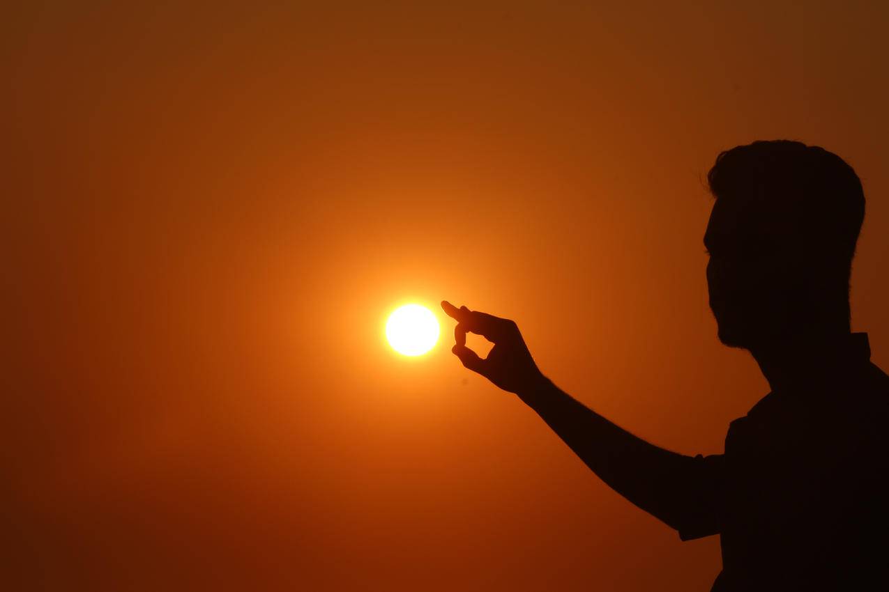 女人的夕阳剪影