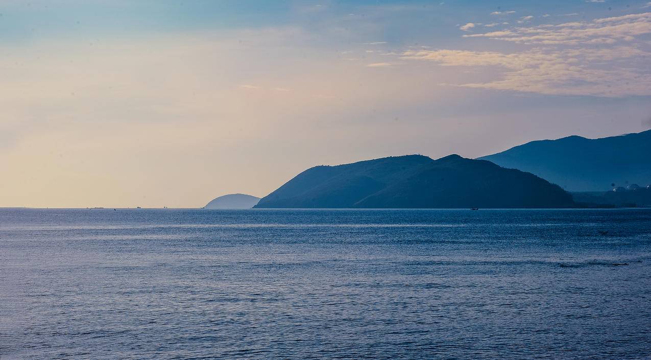 近海山景