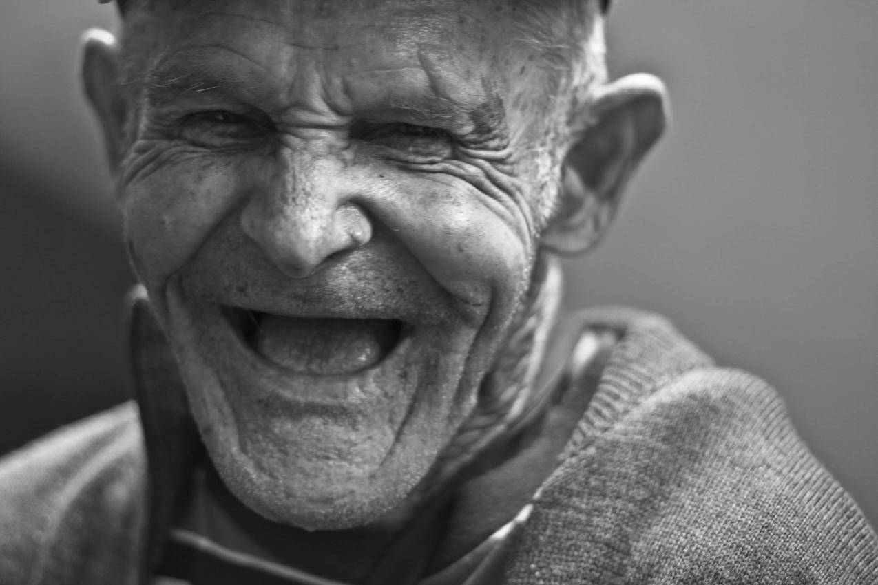 笑老人的灰阶照片