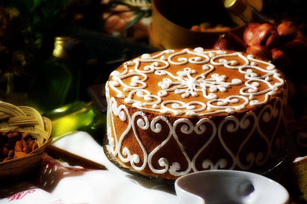 白陶瓷碗前的棕色蛋糕