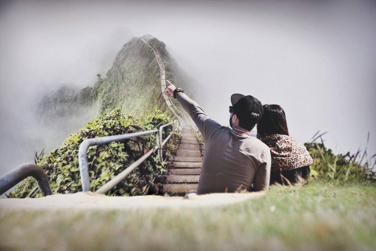 桥旁绿草地上的情侣摄影