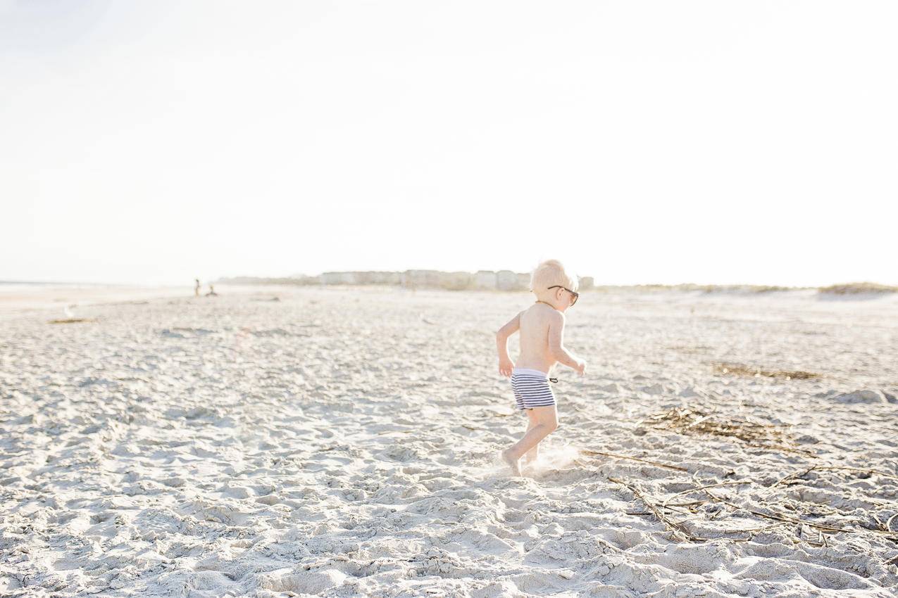 沙滩上的男婴戴太阳镜