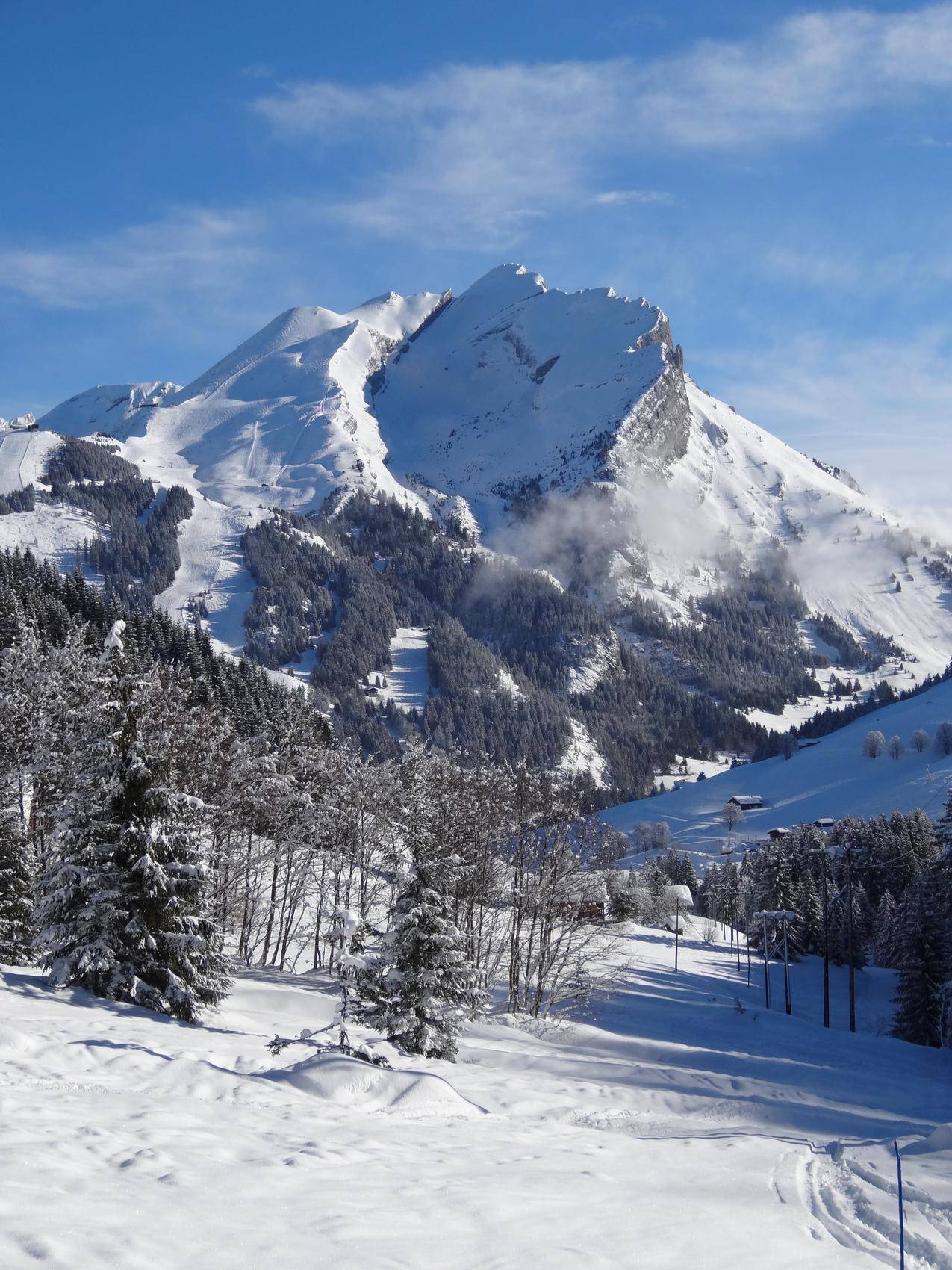 冬天的雪山雪地景观图片