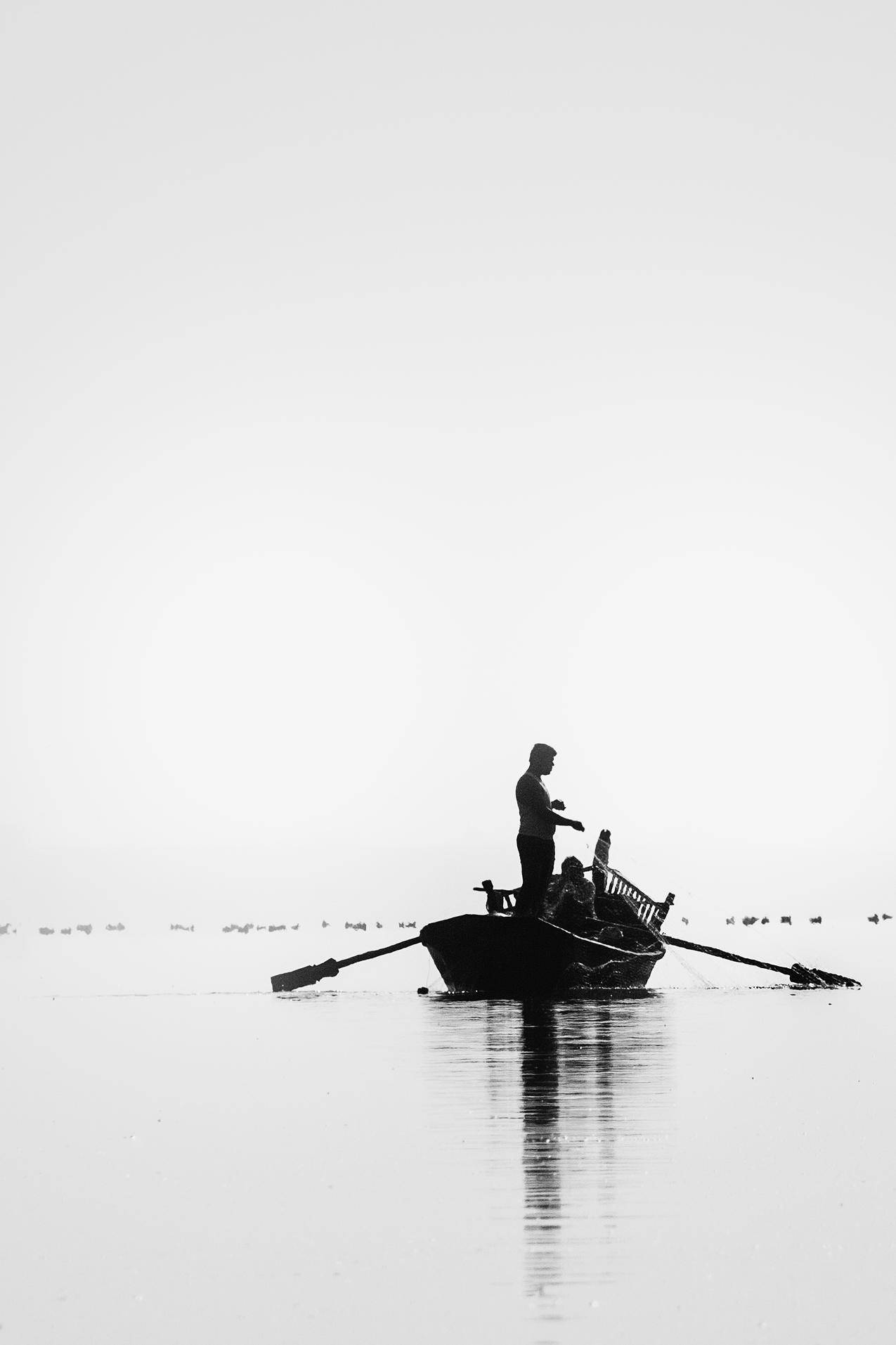 两人钓鱼的灰度高清图片