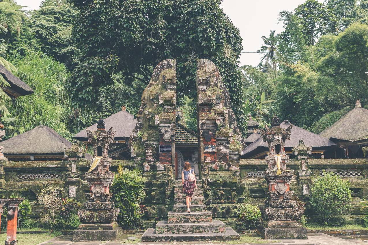 女人穿过木屋登上楼梯