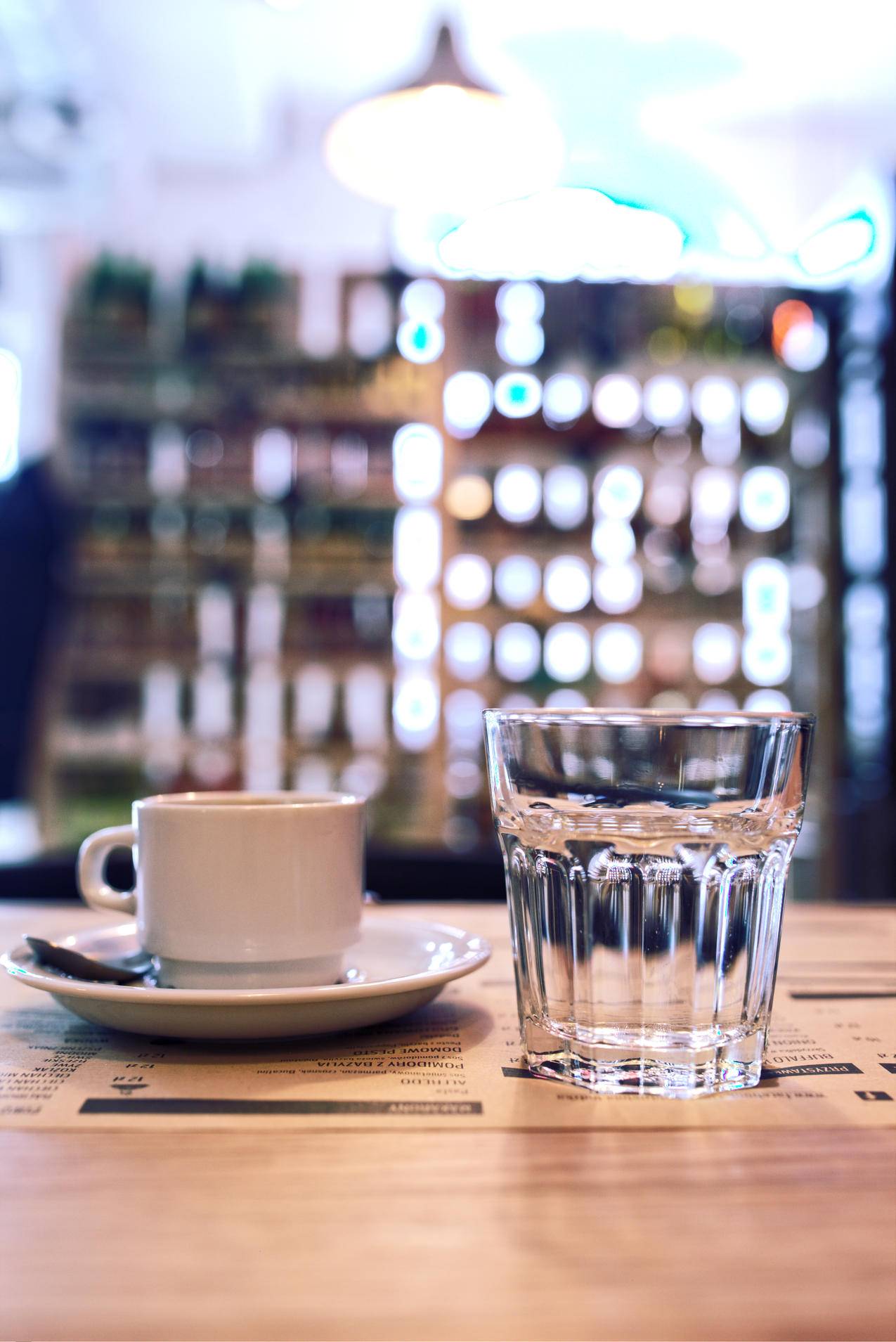 一杯咖啡和一杯水