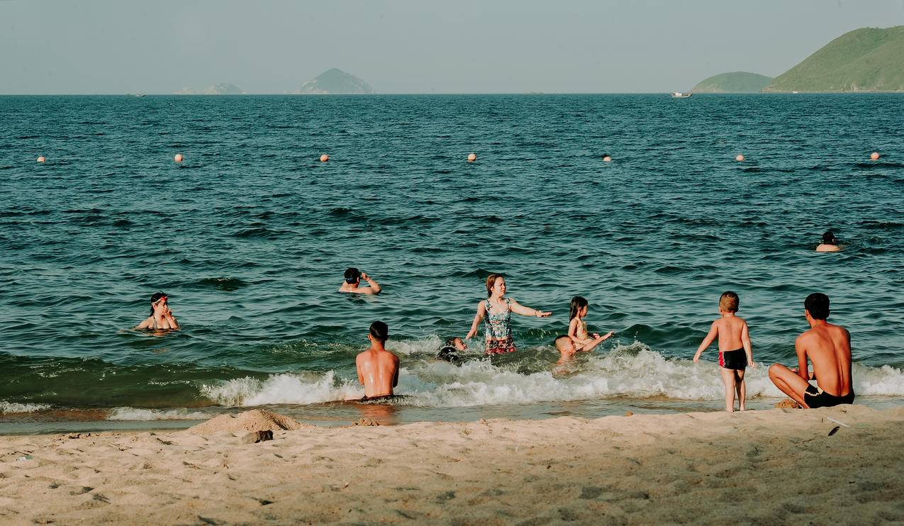 沙滩上游泳人的摄影高清壁纸
