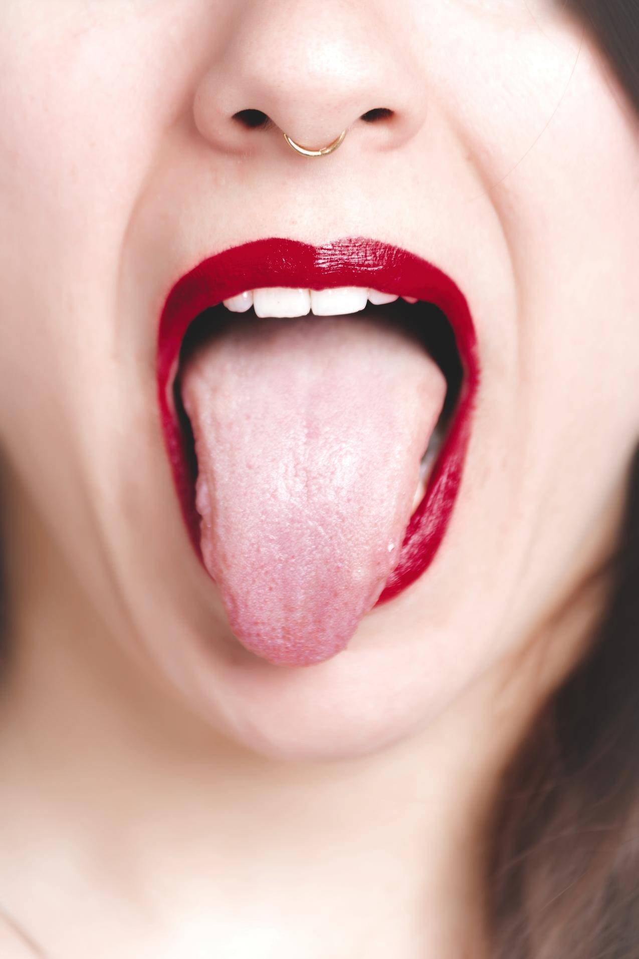 女人的照片展示她的舌头