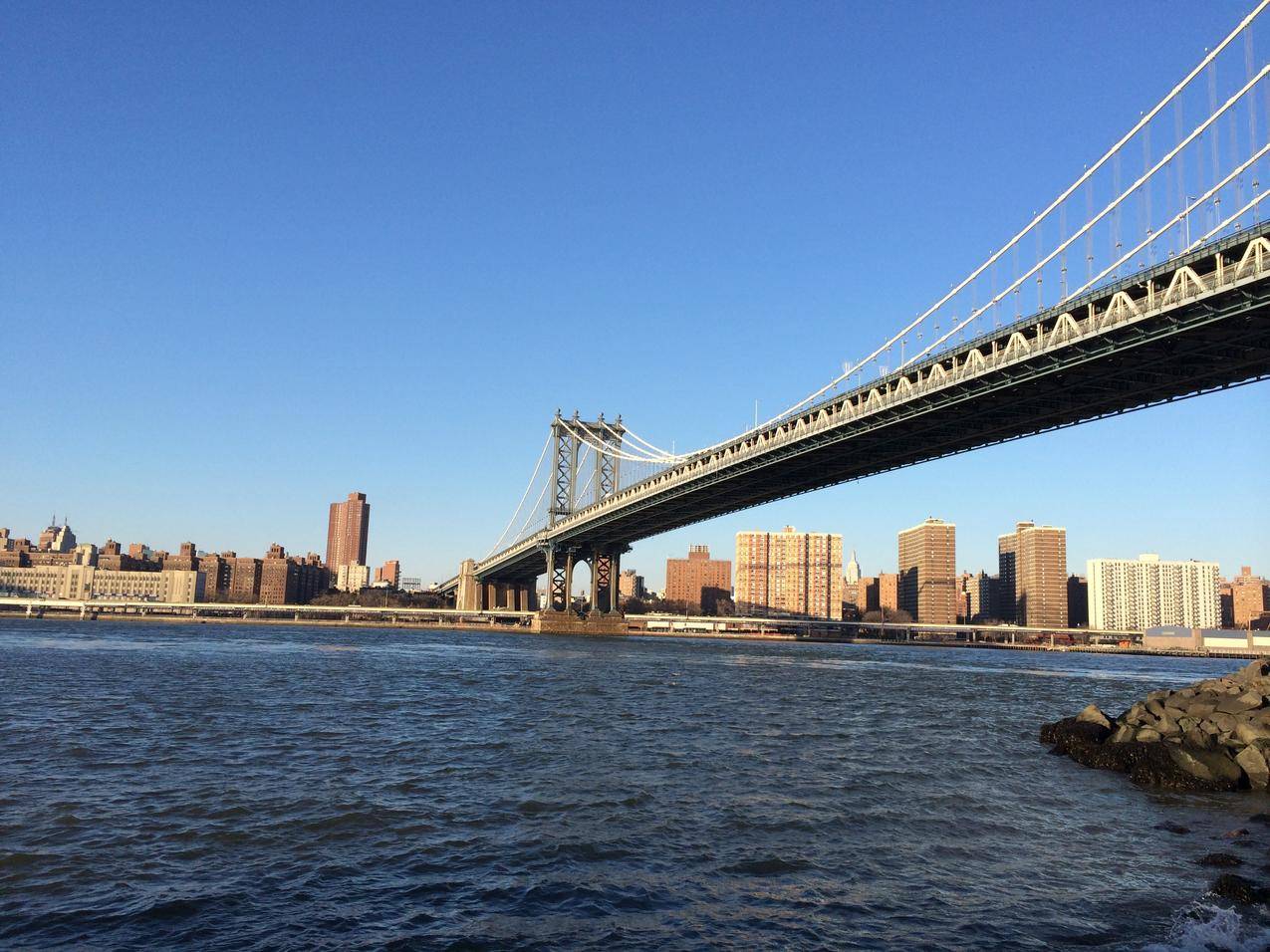 海边城市吊桥高清图片