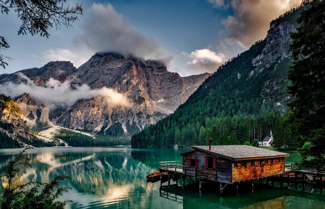 镜湖反射木屋在湖中俯瞰山脉