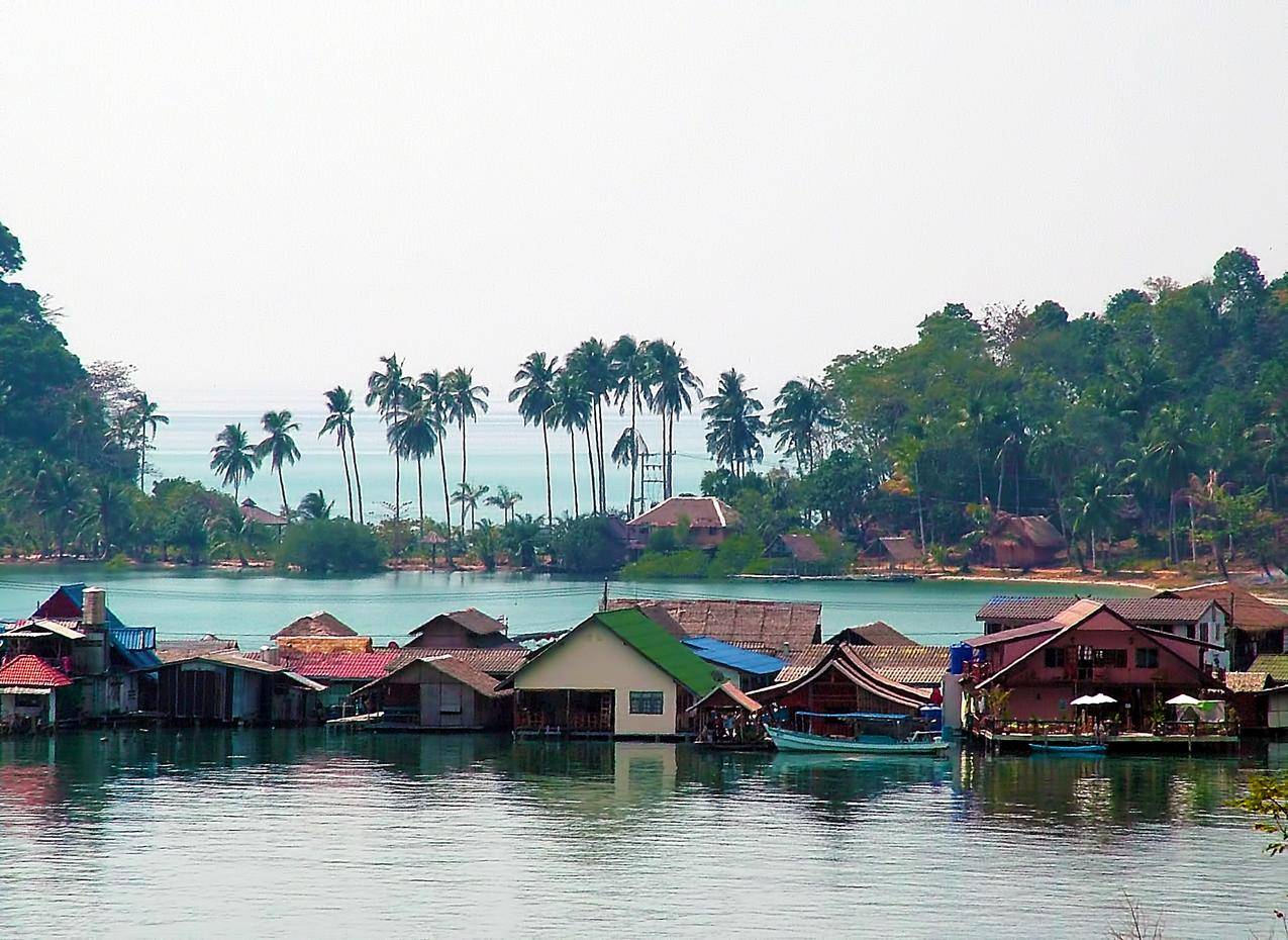泰国建在海上的民居房子