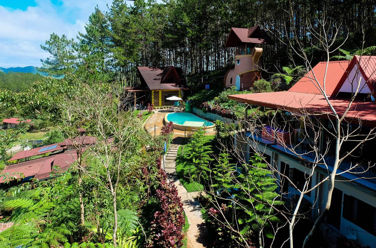 Resort游泳池和小屋景观