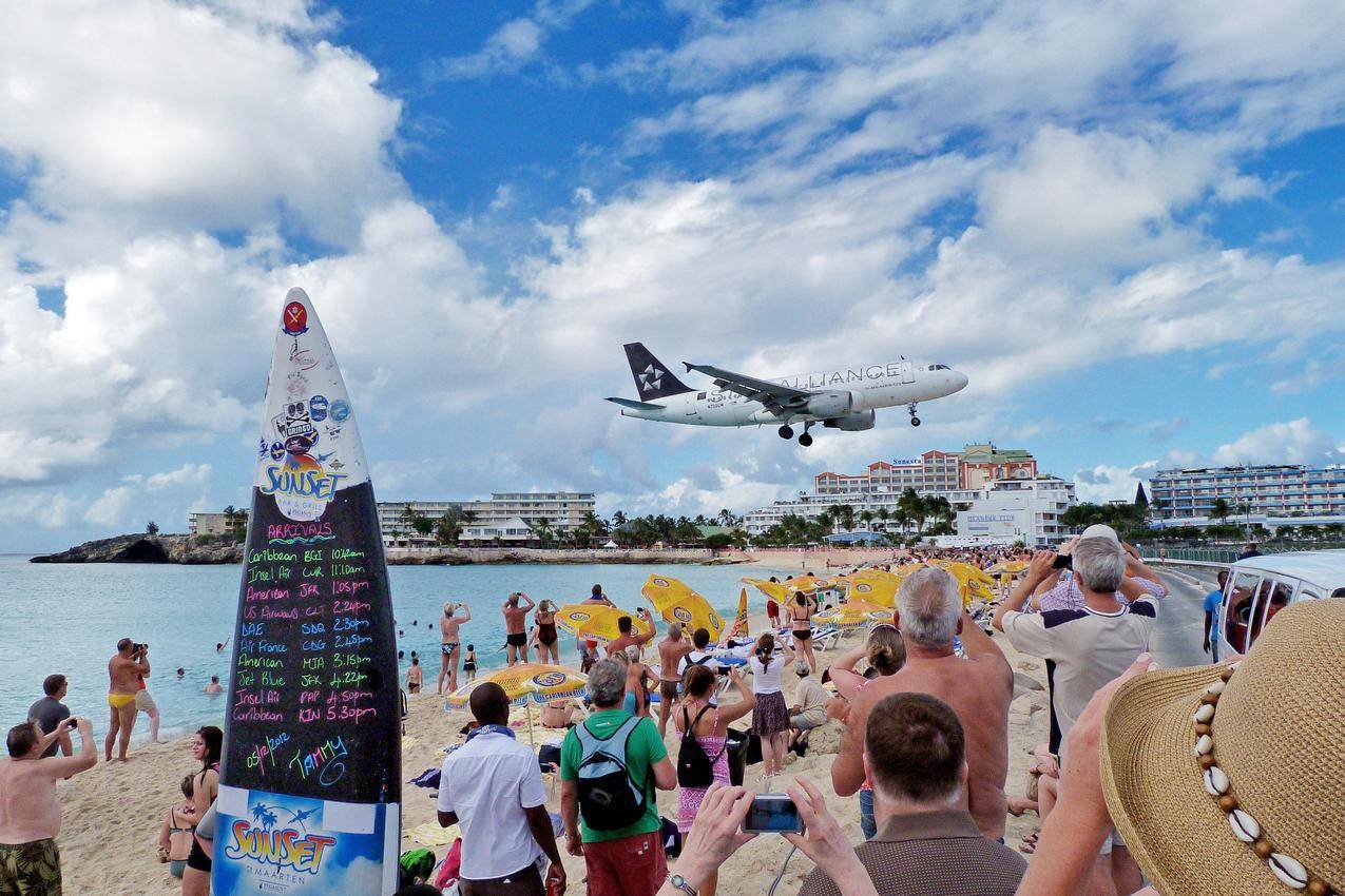圣马腾岛的飞机与海滩人群
