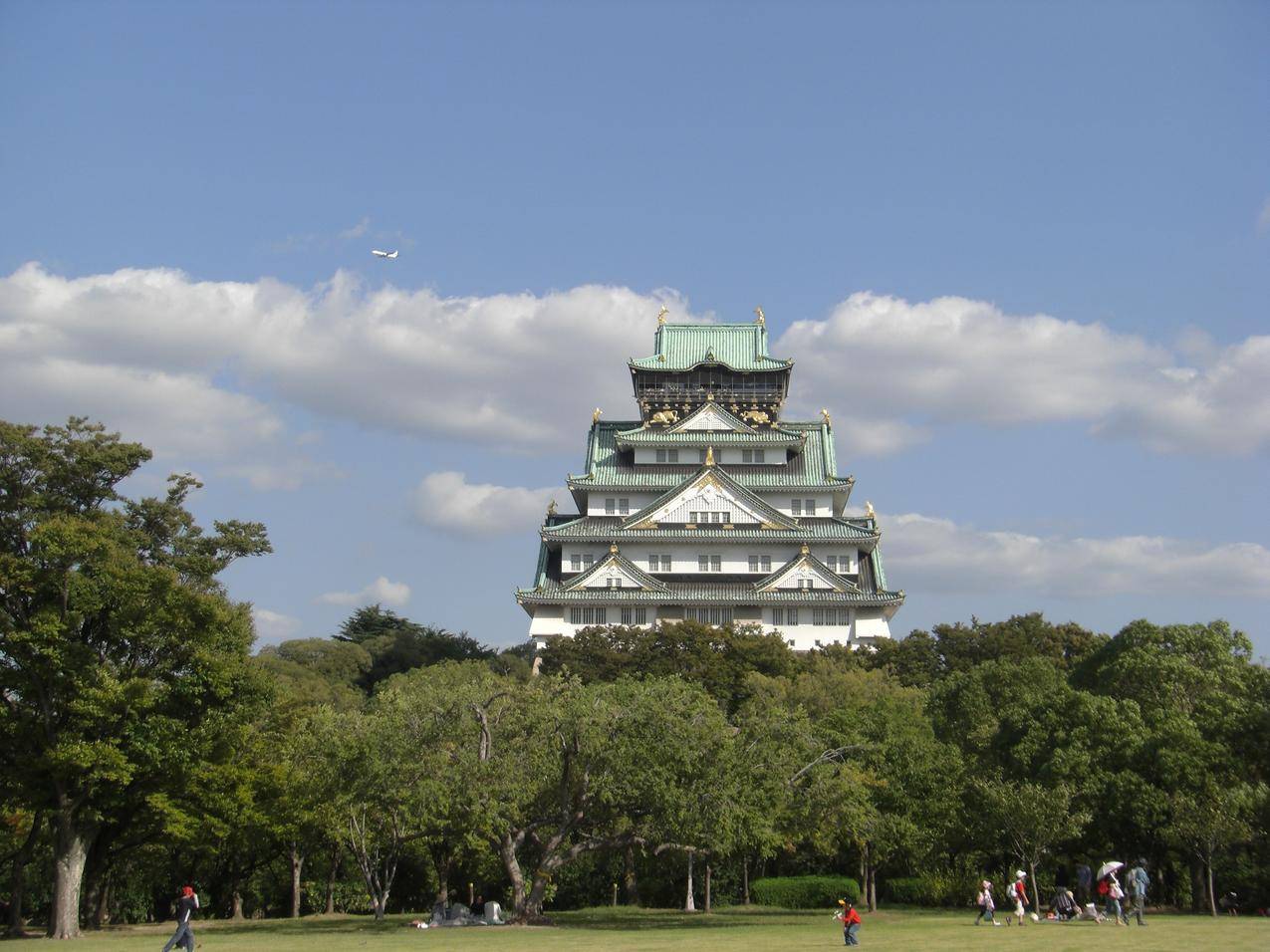 日本大阪城公园的天守阁图片