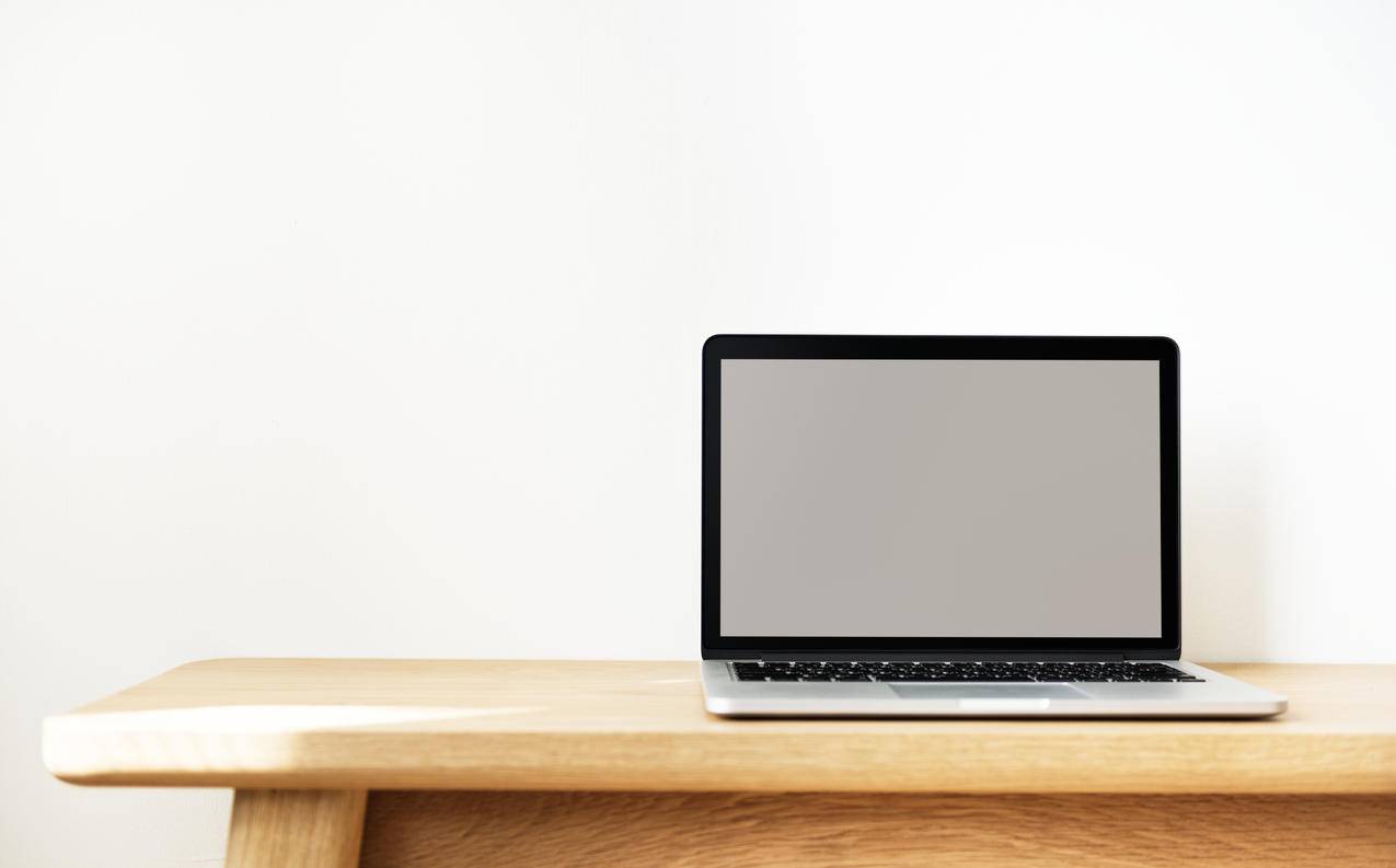 棕色木桌上的MacBook,Pro