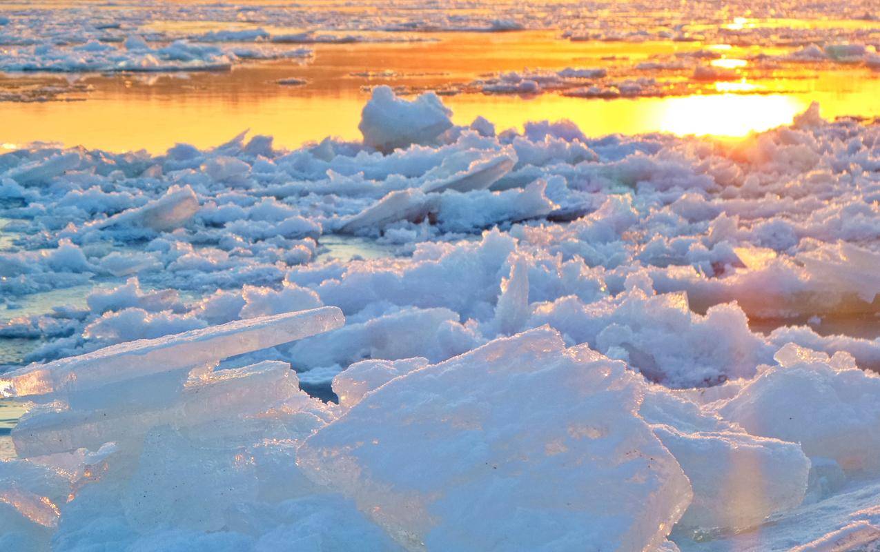 日落时冰冻湖的景观