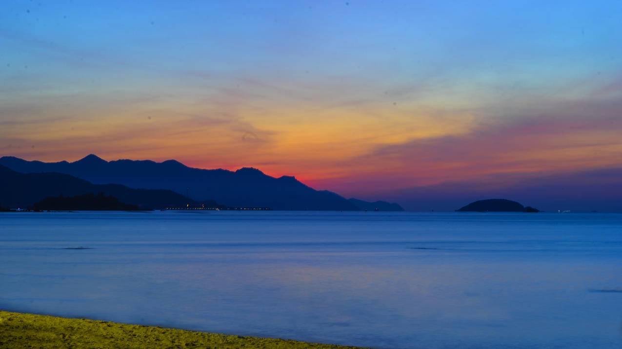 除山峰外的海洋图片