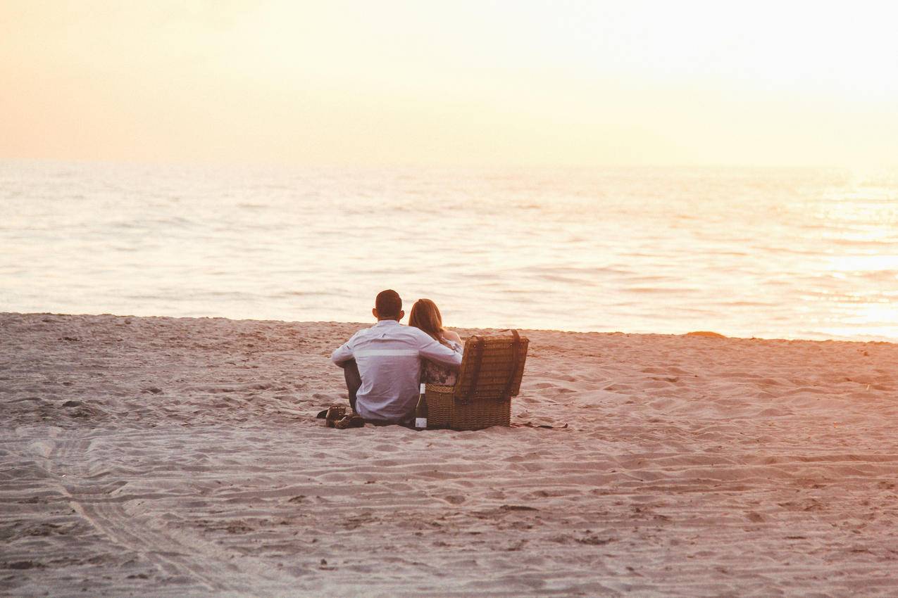 情侣在海滩附近冷却器