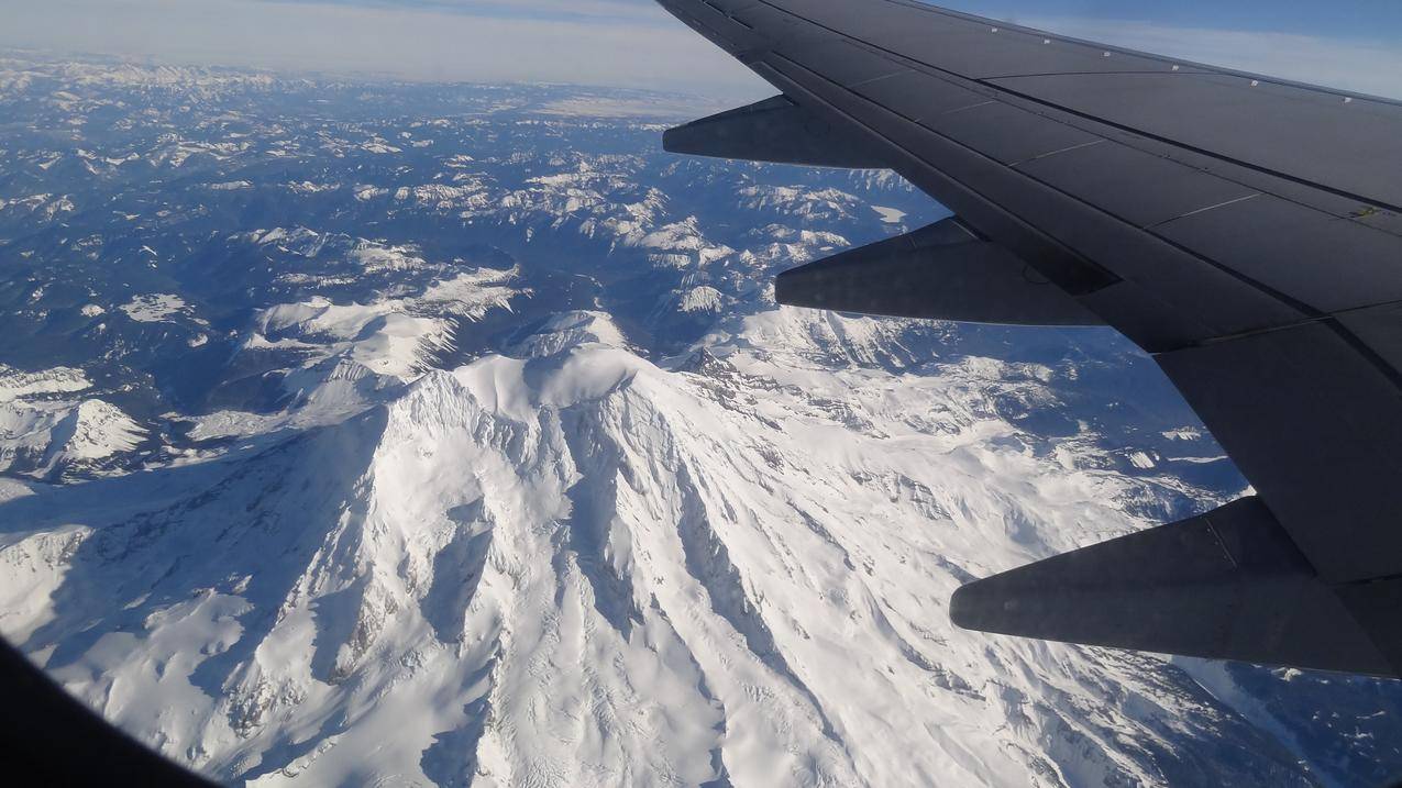 飞机上鸟瞰雪山的图片