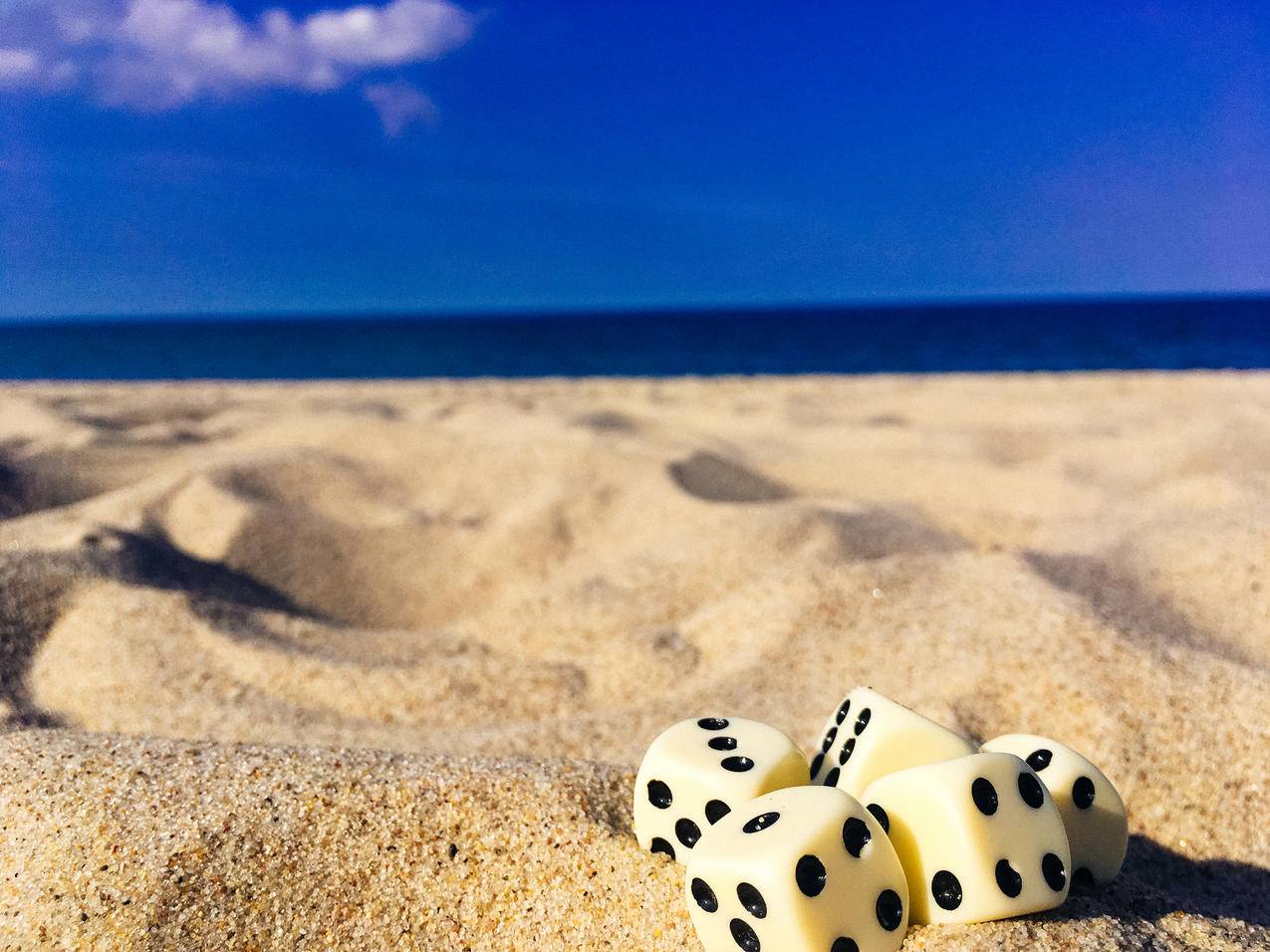 沙子上的五粒骰子