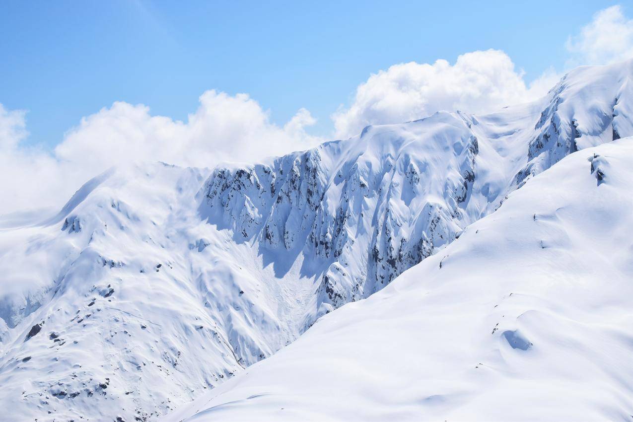 云天下的雪花山