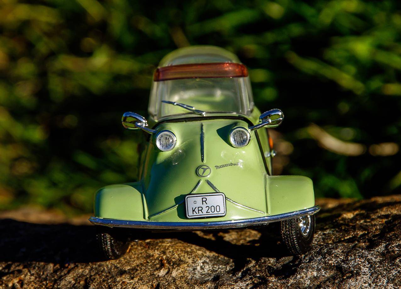 绿色和灰色微型汽车玩具