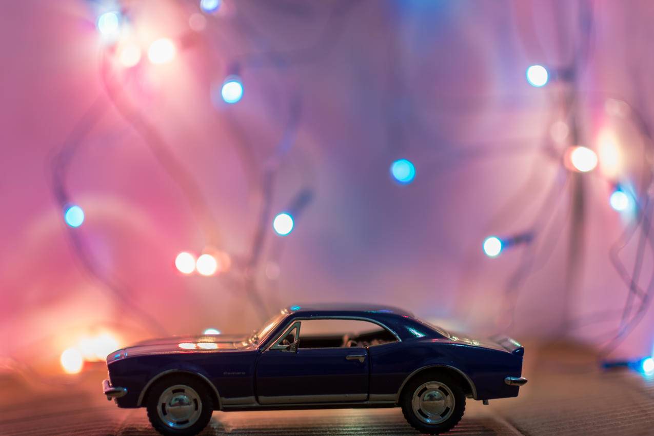 经典蓝轿压铸模型在台灯前的选择性聚焦摄影