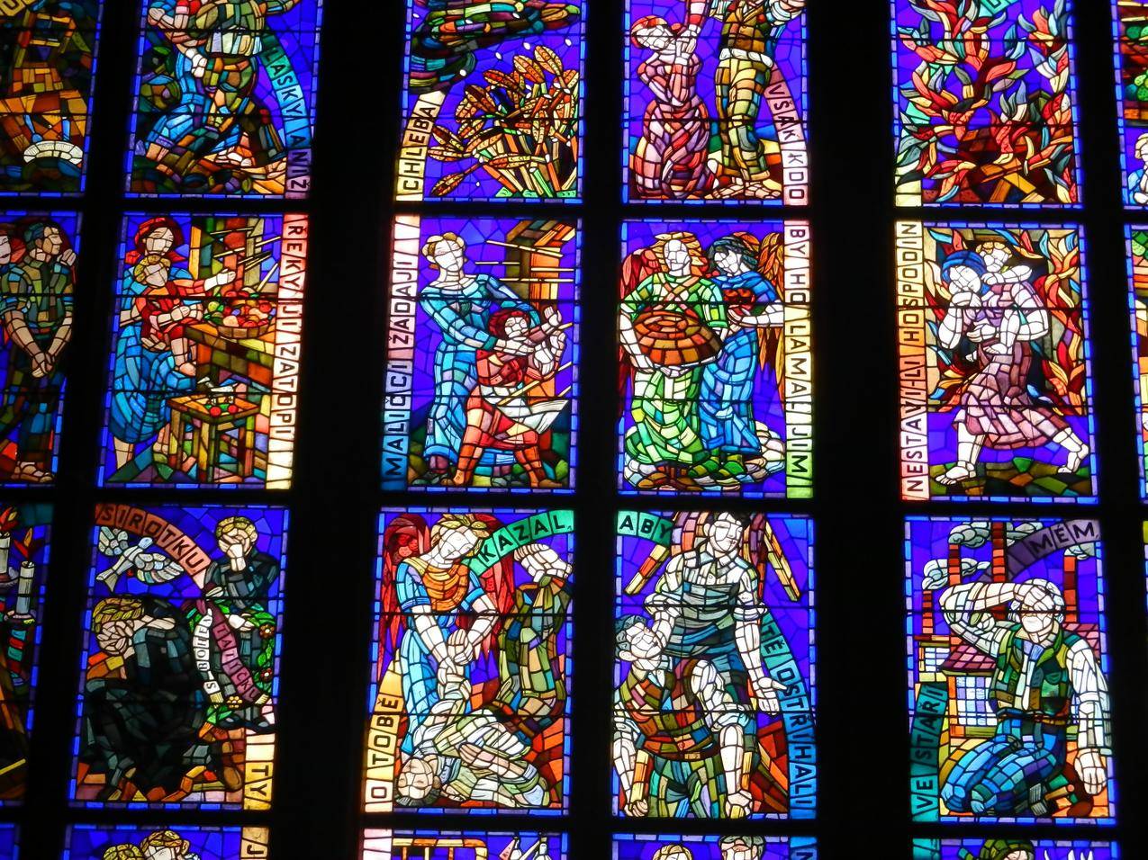 教堂窗户的彩色染色玻璃