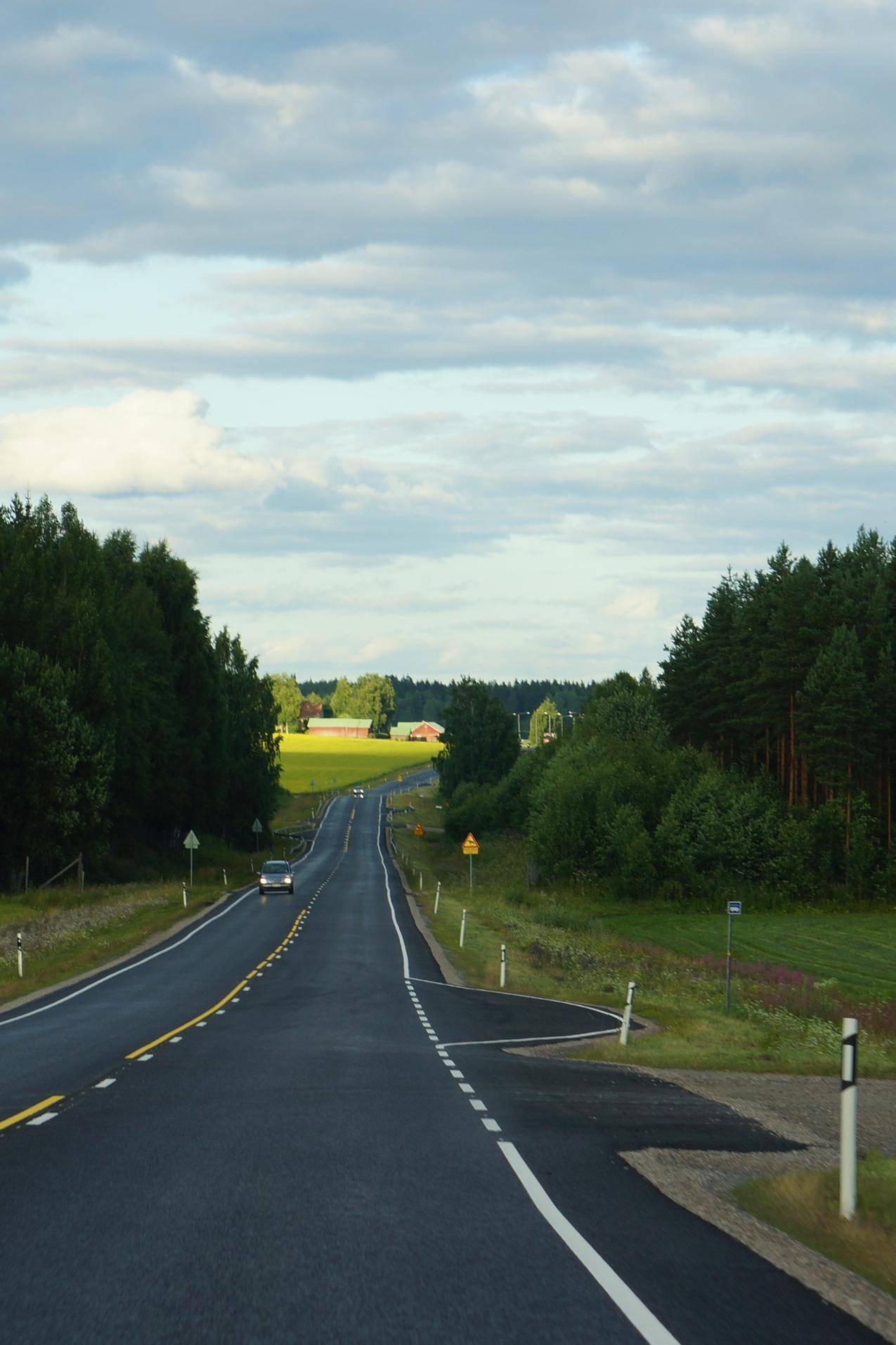芬兰乡村公路风景图片