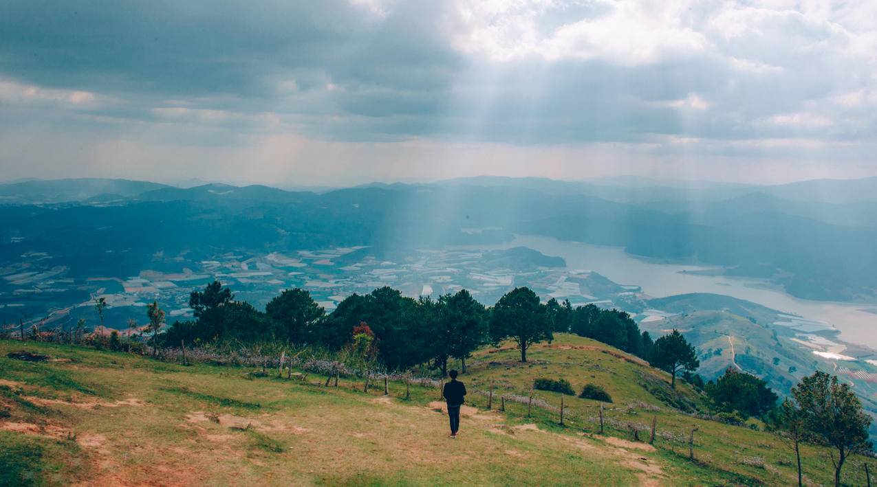 走在山峰上的人高清壁纸