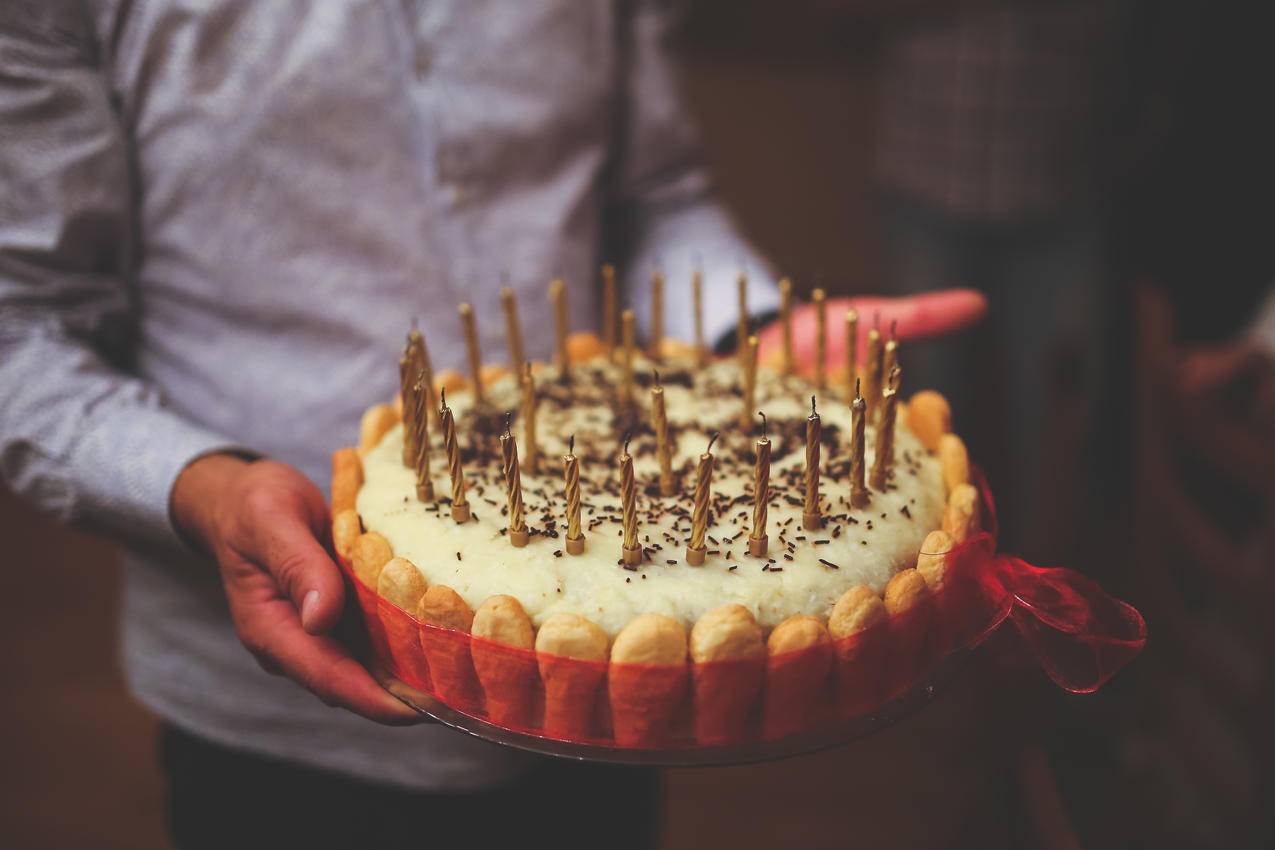手拿生日蛋糕、黄色背景生日甜点的男人 库存图片. 图片 包括有 男人, 照亮, 情感, 快乐, 背包, 幸福 - 211126573