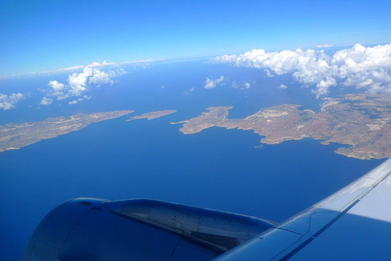 飞机上鸟瞰大海岛屿图片