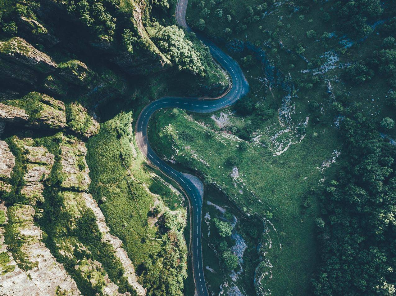 蜿蜒的公路航拍高清壁纸