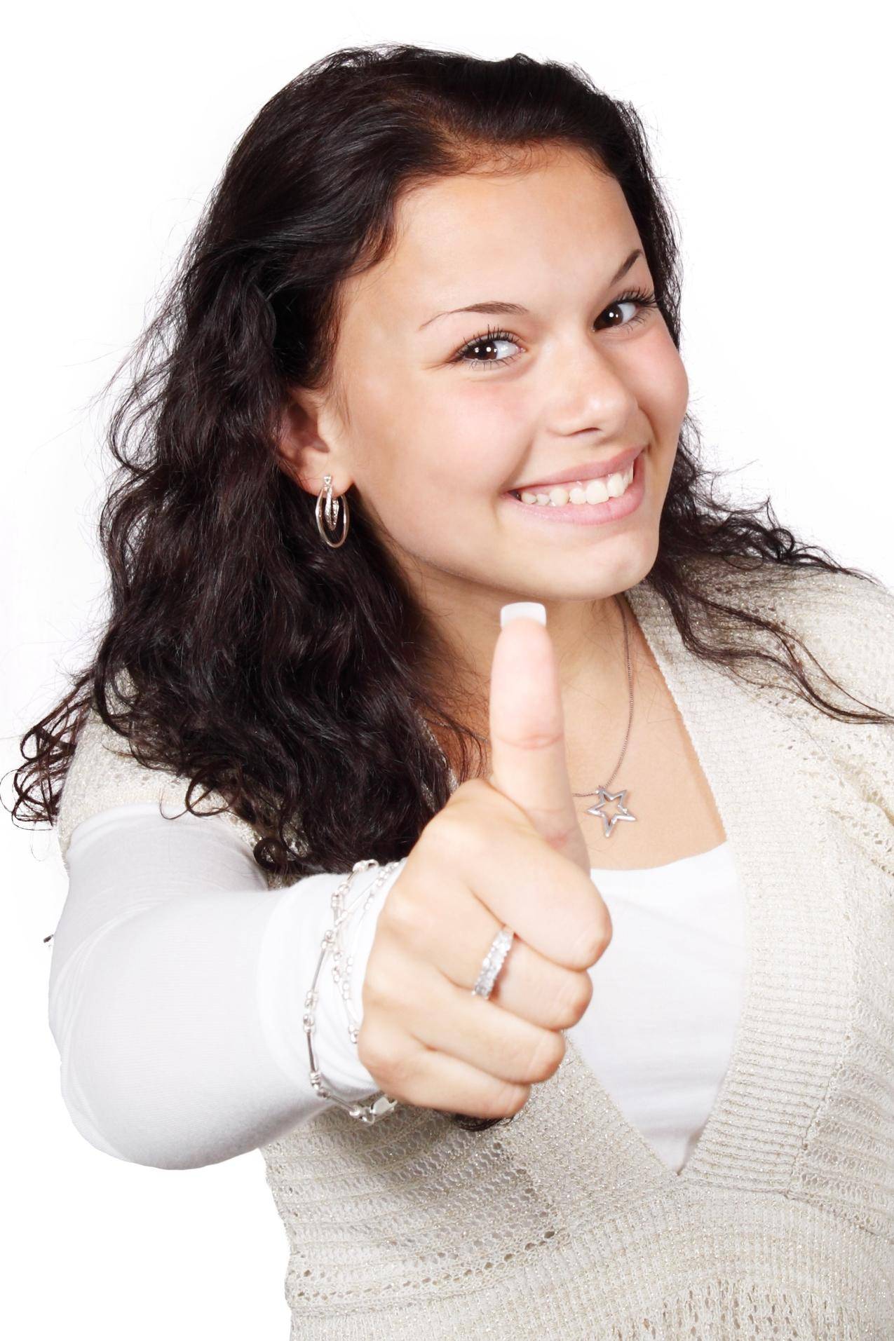 微笑的女人穿着白色和米色的大拇指