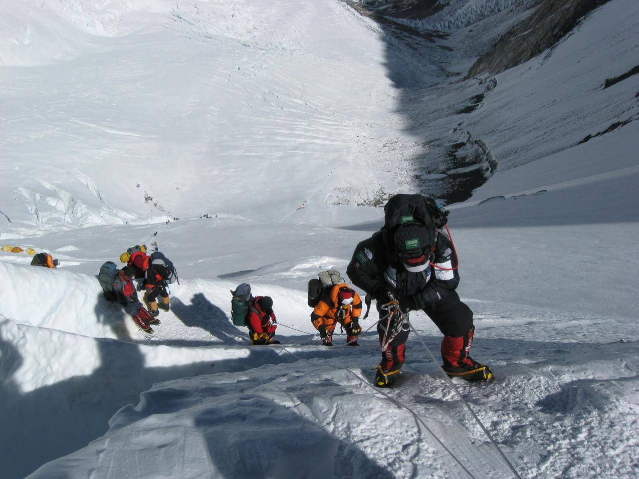 攀登雪山的攀山队图片