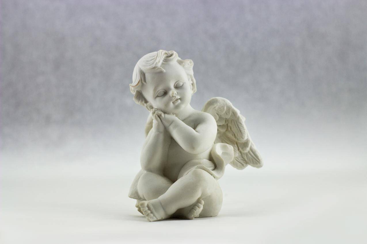 天使插图的White,Ceramic,Figurine