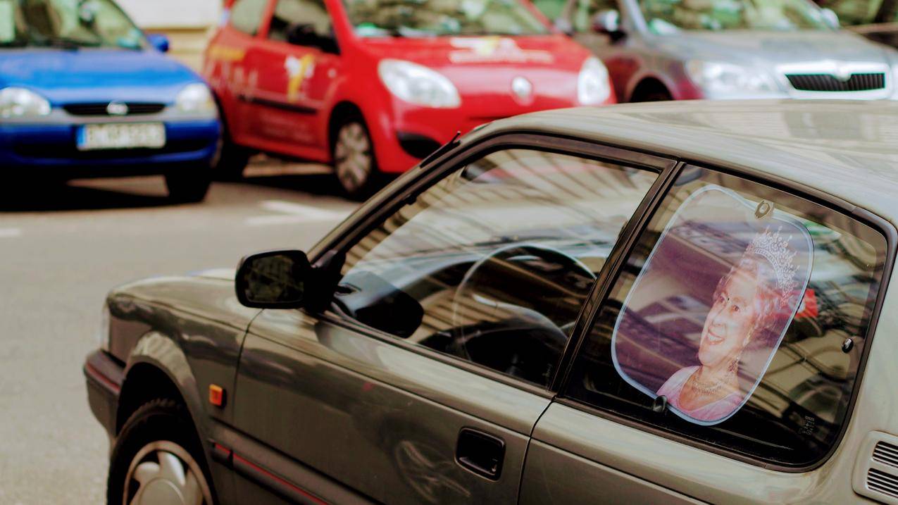 灰色汽车与伊丽莎白女王照片窗口遮阳海报