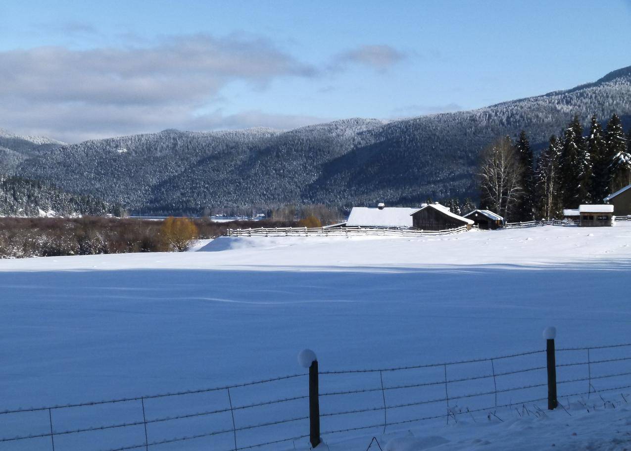 冬天的山村雪景高清图片