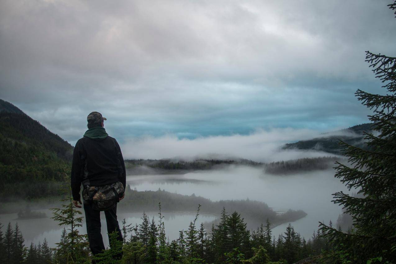 清晨的云雾景观与男人背影图片