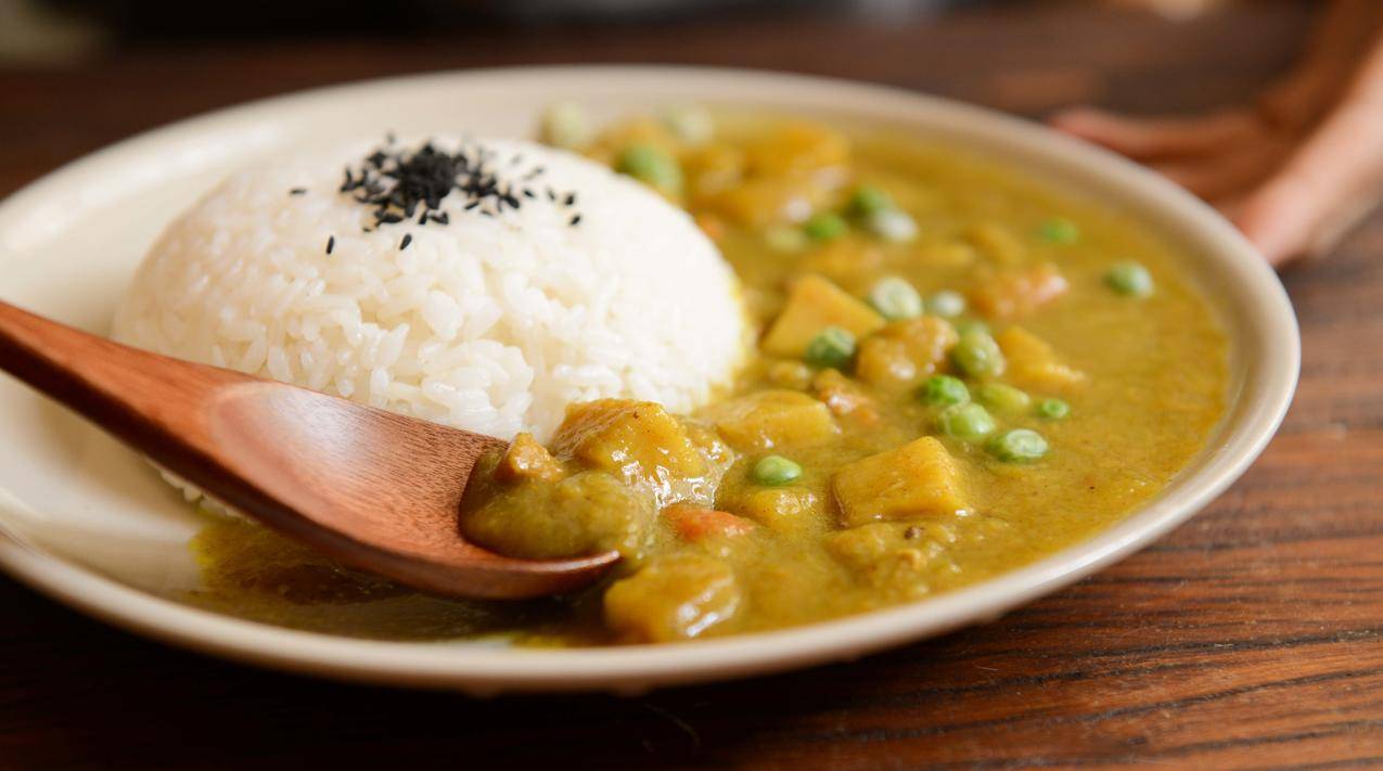 白盘子上煮的Rice和咖喱食品