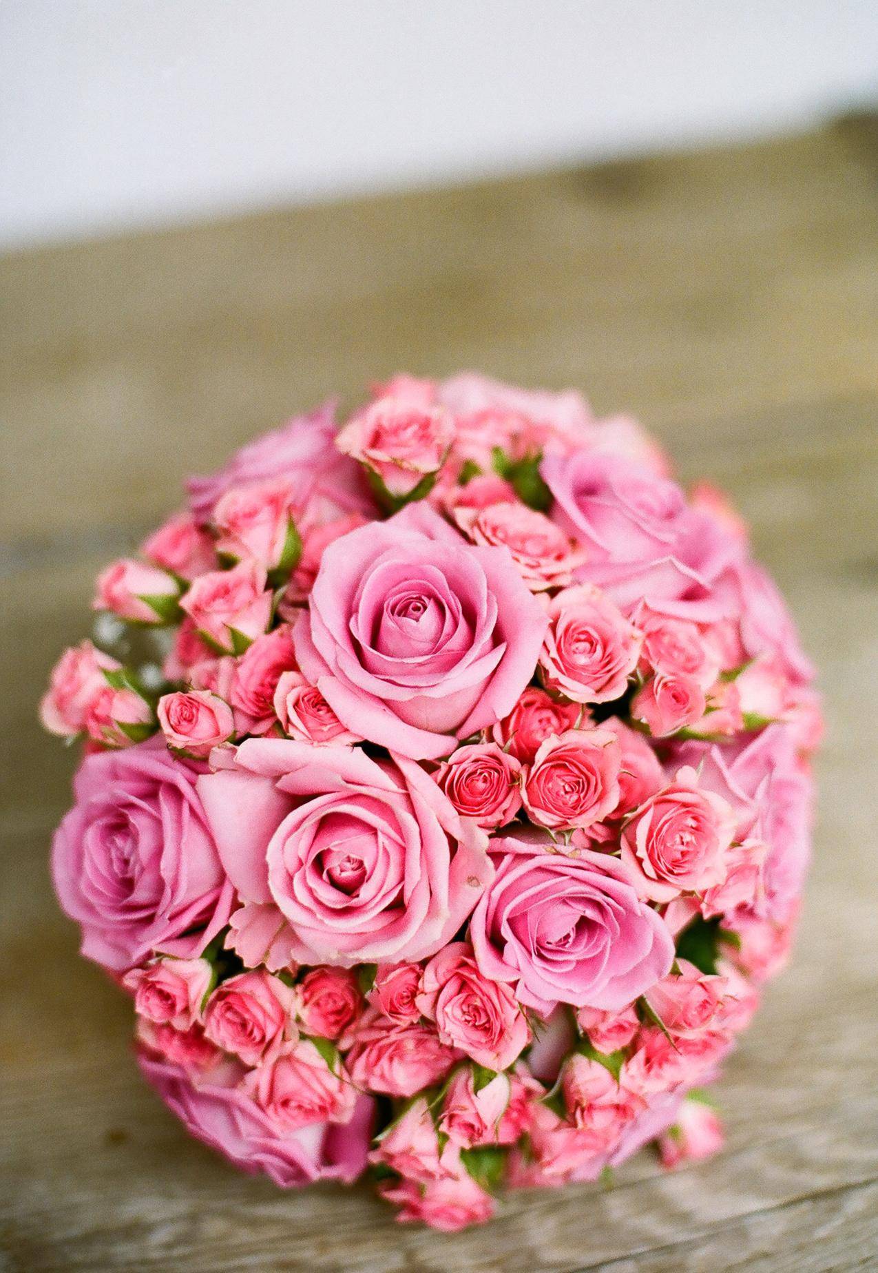 桌上粉红色的花束