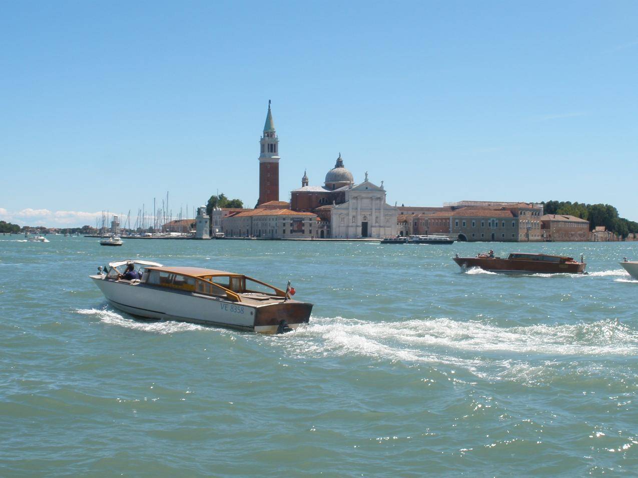 威尼斯水城的小船图片