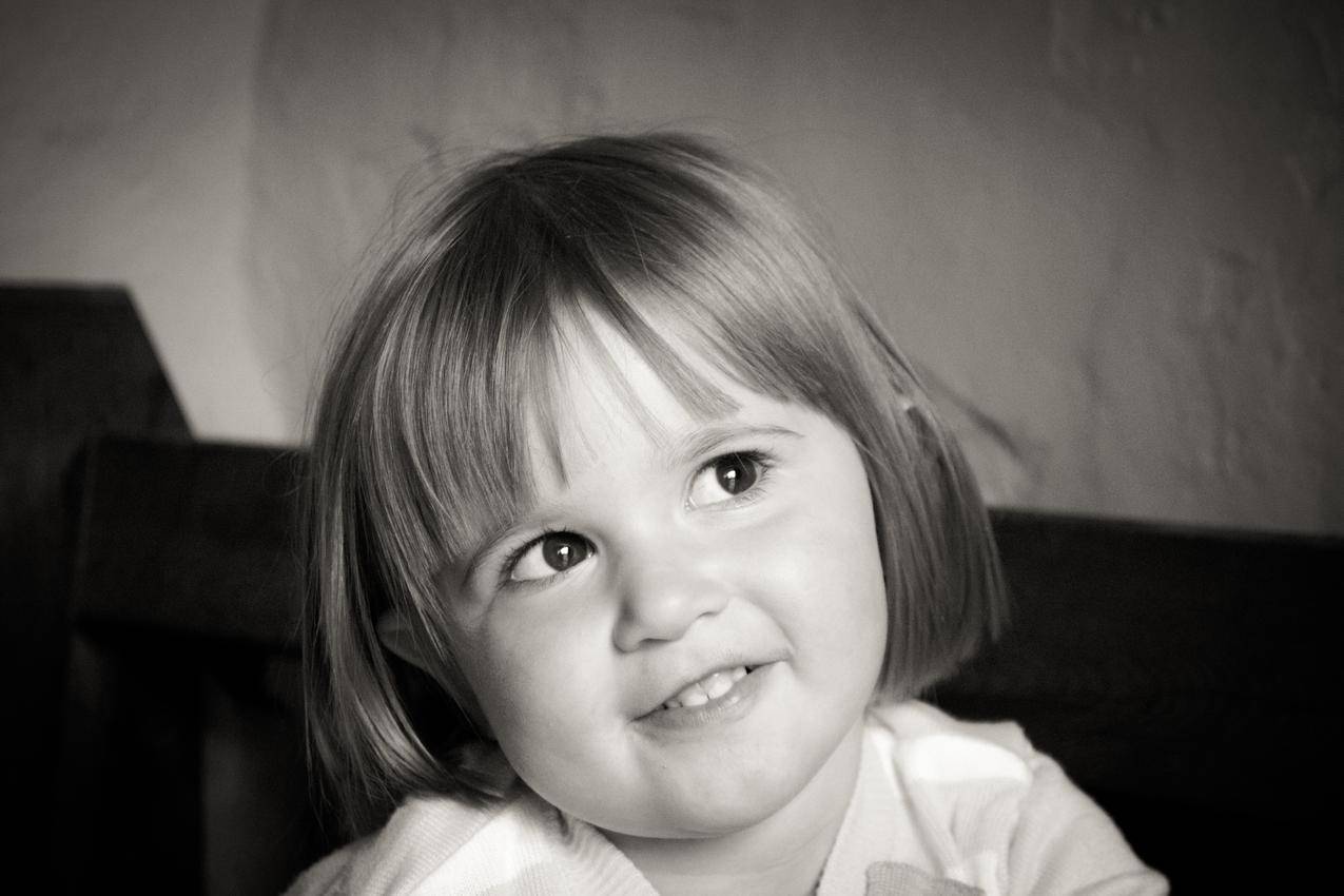 短发的微笑女孩在灰阶摄影中的肖像